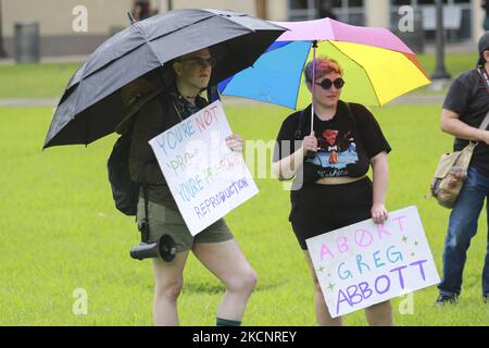 Der Regen hält die Studenten der University of Houston nicht davon ab, sich am 30.. September 2021 in Butler Plaza zu versammeln, um gegen das Gesetz 8 des Senats von Texas zu protestieren, das Abtreibung nach sechs Wochen Schwangerschaft verbietet. (Foto von Reginald Mathalone/NurPhoto) Stockfoto