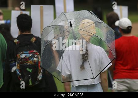 Der Regen hält die Studenten der University of Houston nicht davon ab, sich am 30.. September 2021 in Butler Plaza zu versammeln, um gegen das Gesetz 8 des Senats von Texas zu protestieren, das Abtreibung nach sechs Wochen Schwangerschaft verbietet. (Foto von Reginald Mathalone/NurPhoto) Stockfoto