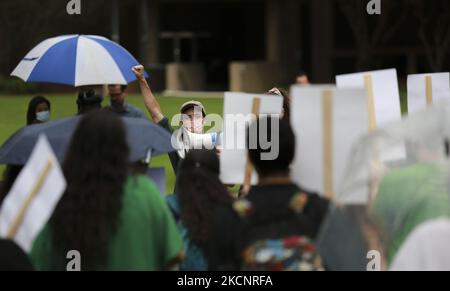 Der Regen hält die Studenten der University of Houston nicht davon ab, sich am 30.. September 2021 in Butler Plaza zu versammeln, um gegen das Gesetz 8 des Senats von Texas zu protestieren, das Abtreibung nach sechs Wochen Schwangerschaft verbietet. (Foto von Reginald Mathalone/NurPhoto) Stockfoto