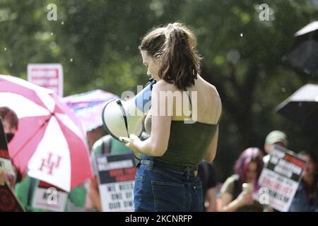 Der Regen hält die Studenten der University of Houston nicht davon ab, sich am 30.. September 2021 in Butler Plaza zu versammeln, um gegen das Gesetz 8 des Senats von Texas zu protestieren, das Abtreibung nach sechs Wochen Schwangerschaft verbietet. (Foto von Reginald Mathalone/NurPhoto) Stockfoto