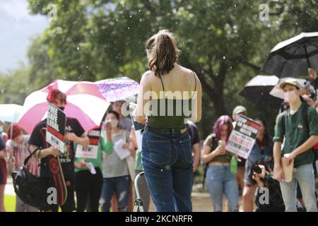 Der Regen hält die Studenten der University of Houston nicht davon ab, sich am 30.. September 2021 in Butler Plaza zu versammeln, um gegen das Gesetz 8 des Senats von Texas zu protestieren, das Abtreibung nach sechs Wochen Schwangerschaft verbietet. (Foto von Reginald Mathalone/NurPhoto) Stockfoto