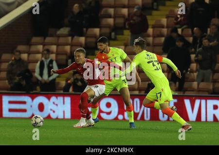 Barnsley's Cauley Woodrow im Einsatz mit Tobias Figueiredo und James Garner aus Nottingham Forest während des Sky Bet Championship-Spiels zwischen Barnsley und Nottingham Forest in Oakwell, Barnsley, am Mittwoch, 29.. September 2021. (Foto von Mark Fletcher/MI News/NurPhoto) Stockfoto