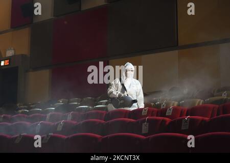 Mitarbeiter eines Einkaufszentrums in Hazmat-Anzügen desinfizieren ein Kino in einem großen Einkaufszentrum in Bangkok, Thailand, 01. Oktober 2021. (Foto von Anusak Laowias/NurPhoto) Stockfoto