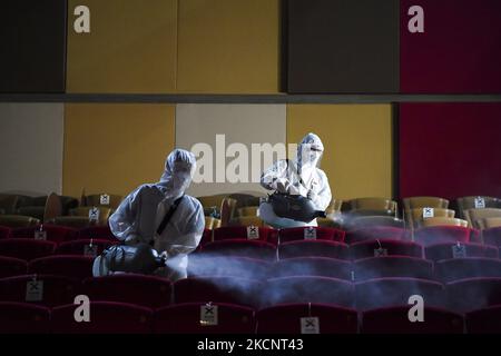 Mitarbeiter eines Einkaufszentrums in Hazmat-Anzügen desinfizieren ein Kino in einem großen Einkaufszentrum in Bangkok, Thailand, 01. Oktober 2021. (Foto von Anusak Laowias/NurPhoto) Stockfoto