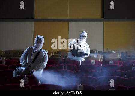 Mitarbeiter eines Einkaufszentrums in Hazmat-Anzügen desinfizieren ein Kino in einem großen Einkaufszentrum in Bangkok, Thailand, 01. Oktober 2021. (Foto von Anusak Laowias/NurPhoto) Stockfoto