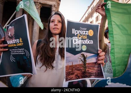 Aktivist während eines Flashmobs der Bewegung vor dem Pantheon in Rom, Italien, am 30. September 2021. Auch die italienische Regierung gibt viele Erklärungen ab, aber die Klimapolitik geht in die entgegengesetzte Richtung. (Foto von Andrea Ronchini/NurPhoto) Stockfoto