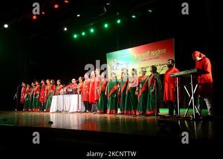 Bangladeschischer Künstler, der während der Covid-19 Coronavirus-Pandemie am 1. Oktober 2021 in Dhaka, Bangladesch, in einem Kulturprogramm an der Shilpakala Academy auftrat. (Foto von Mamunur Rashid/NurPhoto) Stockfoto