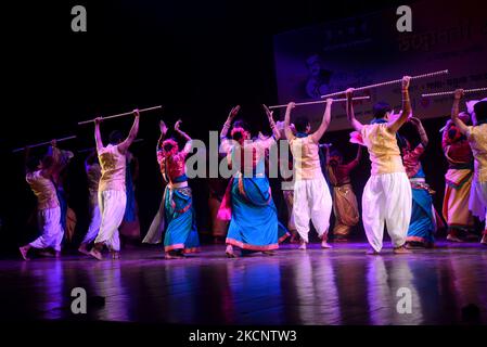 Bangladeschischer Künstler, der während der Covid-19 Coronavirus-Pandemie am 1. Oktober 2021 in Dhaka, Bangladesch, in einem Kulturprogramm an der Shilpakala Academy auftrat. (Foto von Mamunur Rashid/NurPhoto) Stockfoto