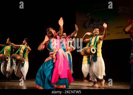 Bangladeschischer Künstler, der während der Covid-19 Coronavirus-Pandemie am 1. Oktober 2021 in Dhaka, Bangladesch, in einem Kulturprogramm an der Shilpakala Academy auftrat. (Foto von Mamunur Rashid/NurPhoto) Stockfoto