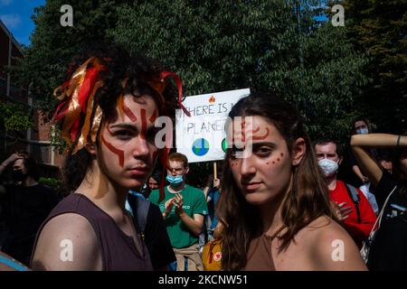 01/10/2021 Mailand, Italien Protestierende des Freitags für die Zukunft während des Klimastreiks, der in Mailand abgehalten wurde. Die Veranstaltung fand während der Pre-COP-Veranstaltung in Mailand statt, wo thematische Arbeitsgruppen mit Ministern sprachen und diskutierten, die an der UN-Klimakonferenz COP26 in Glasgow im November teilgenommen haben. (Foto von Mauro Ujetto/NurPhoto) Stockfoto