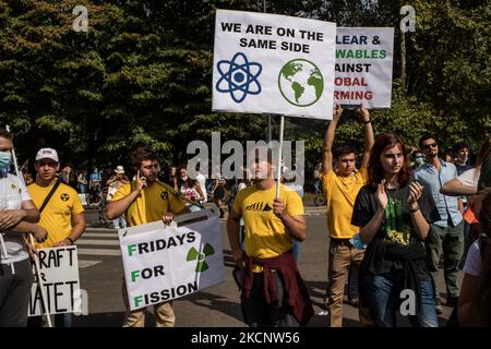 01/10/2021 Mailand, Italien Protestierende des Freitags für die Zukunft während des Klimastreiks, der in Mailand abgehalten wurde. Die Veranstaltung fand während der Pre-COP-Veranstaltung in Mailand statt, wo thematische Arbeitsgruppen mit Ministern sprachen und diskutierten, die an der UN-Klimakonferenz COP26 in Glasgow im November teilgenommen haben. (Foto von Mauro Ujetto/NurPhoto) Stockfoto