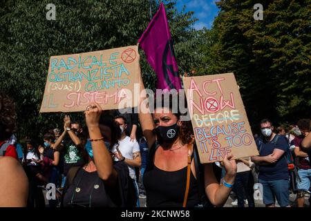 01/10/2021 Mailand, Italien Protestierende des Freitags für die Zukunft während des Klimastreiks, der in Mailand abgehalten wurde. Die Veranstaltung fand während der Pre-COP-Veranstaltung in Mailand statt, wo thematische Arbeitsgruppen mit Ministern sprachen und diskutierten, die an der UN-Klimakonferenz COP26 in Glasgow im November teilgenommen haben. (Foto von Mauro Ujetto/NurPhoto) Stockfoto