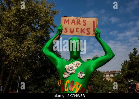 01/10/2021 Mailand, Italien Protestierende des Freitags für die Zukunft während des Klimastreiks, der in Mailand abgehalten wurde. Die Veranstaltung fand während der Pre-COP-Veranstaltung in Mailand statt, wo thematische Arbeitsgruppen mit Ministern sprachen und diskutierten, die an der UN-Klimakonferenz COP26 in Glasgow im November teilgenommen haben. (Foto von Mauro Ujetto/NurPhoto) Stockfoto