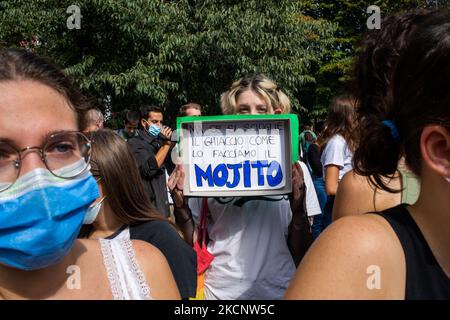 01/10/2021 Mailand, Italien Protestierende des Freitags für die Zukunft während des Klimastreiks, der in Mailand abgehalten wurde. Die Veranstaltung fand während der Pre-COP-Veranstaltung in Mailand statt, wo thematische Arbeitsgruppen mit Ministern sprachen und diskutierten, die an der UN-Klimakonferenz COP26 in Glasgow im November teilgenommen haben. (Foto von Mauro Ujetto/NurPhoto) Stockfoto