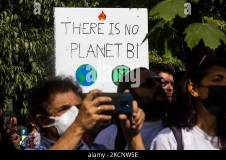 01/10/2021 Mailand, Italien Protestierende des Freitags für die Zukunft während des Klimastreiks, der in Mailand abgehalten wurde. Die Veranstaltung fand während der Pre-COP-Veranstaltung in Mailand statt, wo thematische Arbeitsgruppen mit Ministern sprachen und diskutierten, die an der UN-Klimakonferenz COP26 in Glasgow im November teilgenommen haben. (Foto von Mauro Ujetto/NurPhoto) Stockfoto