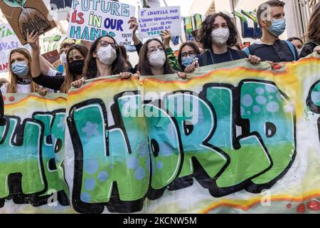 01/10/2021 Mailand, Italien Protestierende des Freitags für die Zukunft während des Klimastreiks, der in Mailand abgehalten wurde. Die Veranstaltung fand während der Pre-COP-Veranstaltung in Mailand statt, wo thematische Arbeitsgruppen mit Ministern sprachen und diskutierten, die an der UN-Klimakonferenz COP26 in Glasgow im November teilgenommen haben. (Foto von Mauro Ujetto/NurPhoto) Stockfoto