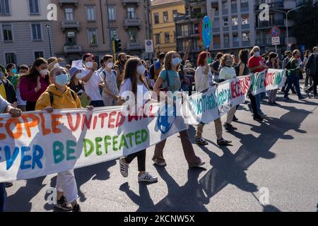 01/10/2021 Mailand, Italien Protestierende des Freitags für die Zukunft während des Klimastreiks, der in Mailand abgehalten wurde. Die Veranstaltung fand während der Pre-COP-Veranstaltung in Mailand statt, wo thematische Arbeitsgruppen mit Ministern sprachen und diskutierten, die an der UN-Klimakonferenz COP26 in Glasgow im November teilgenommen haben. (Foto von Mauro Ujetto/NurPhoto) Stockfoto