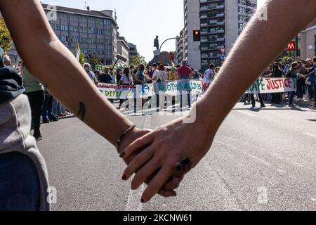 01/10/2021 Mailand, Italien Protestierende des Freitags für die Zukunft während des Klimastreiks, der in Mailand abgehalten wurde. Die Veranstaltung fand während der Pre-COP-Veranstaltung in Mailand statt, wo thematische Arbeitsgruppen mit Ministern sprachen und diskutierten, die an der UN-Klimakonferenz COP26 in Glasgow im November teilgenommen haben. (Foto von Mauro Ujetto/NurPhoto) Stockfoto