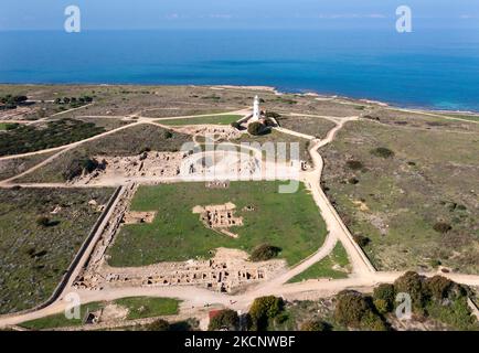 Luftaufnahme von Neo Pafos und dem Archäologischen Park und dem Leuchtturm von Pafos. Pafos, Zypern Stockfoto