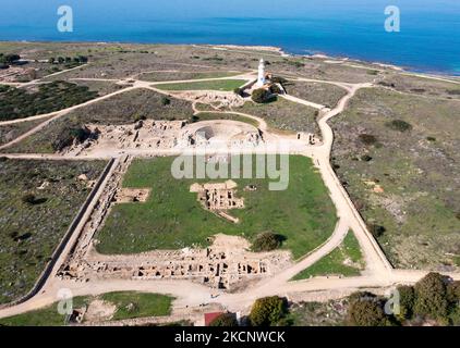 Luftaufnahme von Neo Pafos und dem Archäologischen Park und dem Leuchtturm von Pafos. Pafos, Zypern Stockfoto