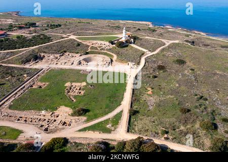 Luftaufnahme von Neo Pafos und dem Archäologischen Park und dem Leuchtturm von Pafos. Pafos, Zypern Stockfoto