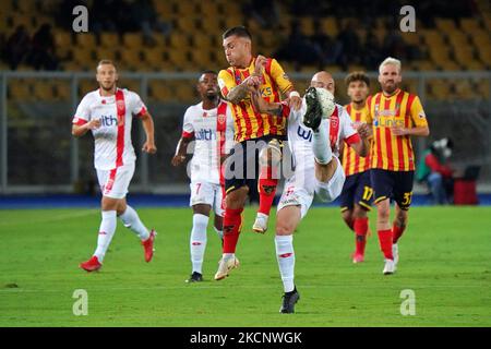 Luca Caldirola (AC Monza) Gabriel Strefezza (US Lecce) während der italienischen Fußball-Meisterschaft Liga BKT US Lecce gegen AC Monza am 01. Oktober 2021 im Stadion Via del Mare in Lecce, Italien (Foto: Emmanuele Mastrodonato/LiveMedia/NurPhoto) Stockfoto