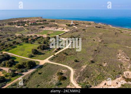 Luftaufnahme von Neo Pafos und dem Archäologischen Park und dem Leuchtturm von Pafos. Pafos, Zypern Stockfoto