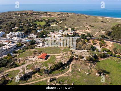 Luftaufnahme von Neo Pafos und dem Archäologischen Park und dem Leuchtturm von Pafos. Pafos, Zypern Stockfoto