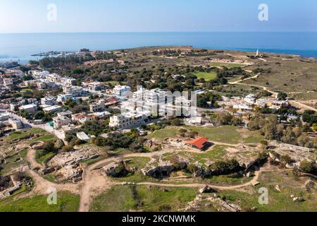 Luftaufnahme von Neo Pafos und dem Archäologischen Park und dem Leuchtturm von Pafos. Pafos, Zypern Stockfoto