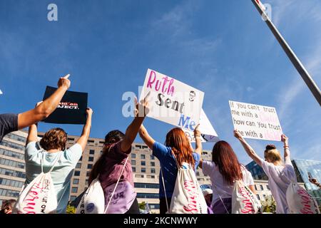 Die Teilnehmer am Marsch der Frauen wenden sich während der Kundgebung für Abtreibungsjustiz in Washington, DC, gegen lebensfreundliche Gegenproteste. Die Demonstranten fordern von der US-Regierung, die reproduktiven Rechte von Frauen und den Zugang zu Abtreibungen landesweit zu schützen. Konkret fordern sie den Kongress auf, das Frauengesundheitsschutzgesetz (WHPA) und JEDES Gesetz zu verabschieden, das den Zugang zu Abtreibungen garantiert und eine Versicherung verlangt. Am 2. Oktober finden bundesweit mehr als 600 Satellitenproteste statt. Die Ereignisse sind zum Teil eine Reaktion auf restriktive Anti-Abtreibungsgesetze, die kürzlich in Texas und Mississippi verabschiedet wurden. Stockfoto