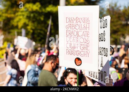 Die Teilnehmer am Marsch der Frauen wenden sich während der Kundgebung für Abtreibungsjustiz in Washington, DC, gegen lebensfreundliche Gegenproteste. Die Demonstranten fordern von der US-Regierung, die reproduktiven Rechte von Frauen und den Zugang zu Abtreibungen landesweit zu schützen. Konkret fordern sie den Kongress auf, das Frauengesundheitsschutzgesetz (WHPA) und JEDES Gesetz zu verabschieden, das den Zugang zu Abtreibungen garantiert und eine Versicherung verlangt. Am 2. Oktober finden bundesweit mehr als 600 Satellitenproteste statt. Die Ereignisse sind zum Teil eine Reaktion auf restriktive Anti-Abtreibungsgesetze, die kürzlich in Texas und Mississippi verabschiedet wurden. Stockfoto