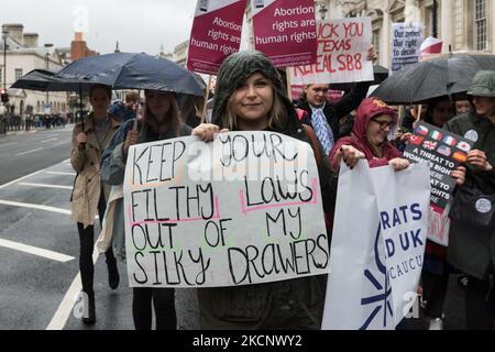 LONDON, VEREINIGTES KÖNIGREICH - 02. OKTOBER 2021: Unterstützer von Pro-Choice marschieren in Solidarität mit Frauen in Texas durch das Zentrum Londons zur US-Botschaft und fordern am 02. Oktober 2021 in London, England, den Schutz der reproduktiven Rechte von Frauen. Texas hat kürzlich ein neues Gesetz verabschiedet, das Abtreibungen verbietet, sobald kardiale Aktivität von medizinischem Fachpersonal in der sechsten Schwangerschaftswoche erkannt werden kann, was es zum restriktivsten Abtreibungsgesetz in den Vereinigten Staaten macht. (Foto von Wiktor Szymanowicz/NurPhoto) Stockfoto