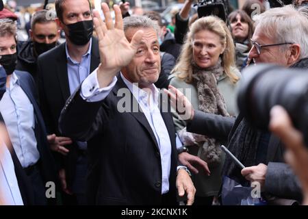 Der ehemalige französische Präsident Nicolas Sarkozy begrüßt seine Anhänger, bevor er am 2. Oktober 2021 in Paris sein neues Buch "Promenades" (Spaziergänge) unterzeichnet. Ein französisches Gericht verhängte Nicolas Sarkozy am 30. September 2021 eine einjährige Haftstrafe wegen illegaler Finanzierung seines Wahlwiederwahlanbot von 2012, was dem Rechtshänder sieben Monate nach seiner Haftzeit wegen Korruption einen neuen Schlag versetzt. (Foto von Mehdi Taamallah/NurPhoto) Stockfoto