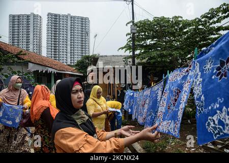 Eine Frau sieht Batik aus, während Indonesier am 02. Oktober 2021 in Bogor, West-Java, Indonesien, den nationalen Batik-Tag feiern. Die UNESCO bezeichnete die Batik als Meisterwerk des mündlichen und immateriellen Kulturerbes der Menschheit. (Foto von Adriana Adie/NurPhoto) Stockfoto