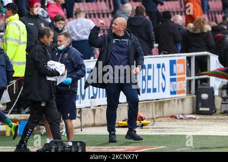 Sutton United-Manager Matt Grey feiert den Sieg mit den Fans nach dem zweiten Spiel der Sky Bet League zwischen Northampton Town und Sutton United am Samstag, dem 2.. Oktober 2021, im PTS Academy Stadium in Northampton. (Foto von John Cripps/MI News/NurPhoto) Stockfoto