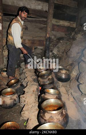 Ein Kashmiri-Waza (Experte Koch) bereitet ein Wazwan (Bankett) von 54 Fleischgerichten auf Holzfeuern in einer provisorischen Küche für eine muslimische Hochzeit in Pahalgam, Kaschmir, Indien, zu. (Foto von Creative Touch Imaging Ltd./NurPhoto) Stockfoto