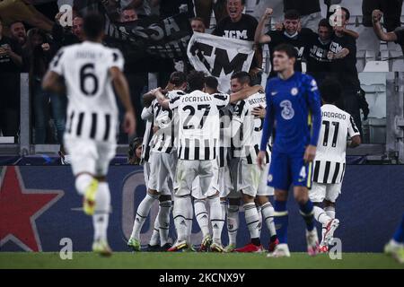 Juventus-Mittelfeldspieler Federico Chiesa (22) feiert mit seinen Teamkollegen, nachdem er sein Tor erzielt hat, um es 1-0 während des UEFA Champions League-Gruppenfußballspiels n.2 JUVENTUS - CHELSEA am 29. September 2021 im Allianz-Stadion in Turin, Piemont, Italien, zu erreichen. Endergebnis: Juventus-Chelsea 1-0. (Foto von Matteo Bottanelli/NurPhoto) Stockfoto