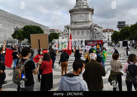 Aktivisten und Unterstützer portugiesischer sozialer Bewegungen versammeln sich bei einer Kundgebung auf dem Rossio-Platz in Lissabon. 02. Oktober 2021. Die Kampagne Fora Bolsonaro, die mehrere Organisationen, Parteien, Gewerkschaften und Bewegungen in Lissabon für Demokratie und die Rechte der Menschen zusammenbringt, hat eine Demonstration einberufen. (Foto von Jorge Mantilla/NurPhoto) Stockfoto