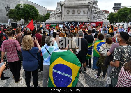 Aktivisten und Unterstützer portugiesischer sozialer Bewegungen versammeln sich bei einer Kundgebung auf dem Rossio-Platz in Lissabon. 02. Oktober 2021. Die Kampagne Fora Bolsonaro, die mehrere Organisationen, Parteien, Gewerkschaften und Bewegungen in Lissabon für Demokratie und die Rechte der Menschen zusammenbringt, hat eine Demonstration einberufen. (Foto von Jorge Mantilla/NurPhoto) Stockfoto