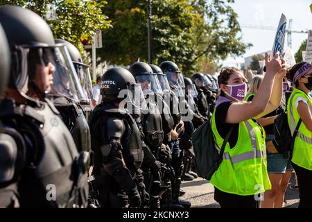 Die Polizei des Capitol in Bereitschaftskleidung sorgt dafür, dass Demonstranten und lebensfreundliche Gegenprotesten getrennt werden, während der Marsch der Frauen für Abtreibung vor dem Obersten Gerichtshof der USA verabschiedet wird. Die Demonstranten fordern von der US-Regierung, die reproduktiven Rechte von Frauen und den Zugang zu Abtreibungen landesweit zu schützen. Konkret fordern sie den Kongress auf, das Frauengesundheitsschutzgesetz (WHPA) und JEDES Gesetz zu verabschieden, das den Zugang zu Abtreibungen garantiert und eine Versicherung verlangt. Am 2. Oktober finden bundesweit mehr als 600 Satellitenproteste statt. Die Ereignisse sind zum Teil eine Reaktion auf restriktive Anti-Abtreibungsgesetze, die kürzlich verabschiedet wurden Stockfoto