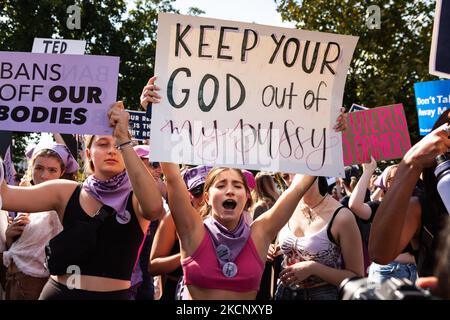 Während des Marsches der Frauen zum Abtreibungsgericht in Washington, DC, ziehen Demonstranten Zeichen gegen lebensfreundliche Gegenprotestierende und reagieren darauf, während sie den Obersten Gerichtshof passieren. Die Demonstranten fordern von der US-Regierung, die reproduktiven Rechte von Frauen und den Zugang zu Abtreibungen landesweit zu schützen. Konkret fordern sie den Kongress auf, das Frauengesundheitsschutzgesetz (WHPA) und JEDES Gesetz zu verabschieden, das den Zugang zu Abtreibungen garantiert und eine Versicherung verlangt. Am 2. Oktober finden bundesweit mehr als 600 Satellitenproteste statt. Die Ereignisse sind zum Teil eine Reaktion auf restriktive Anti-Abtreibungsgesetze in letzter Zeit Stockfoto