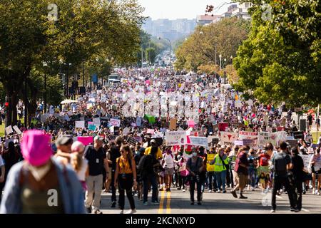 Mehr als 15.000 Demonstranten auf dem Weg zum Obersten Gerichtshof der USA von der Innenstadt während der Kundgebung für Abtreibungsrichter im Marsch der Frauen in Washington, DC. Die Demonstranten fordern von der US-Regierung, die reproduktiven Rechte von Frauen und den Zugang zu Abtreibungen landesweit zu schützen. Konkret fordern sie den Kongress auf, das Frauengesundheitsschutzgesetz (WHPA) und JEDES Gesetz zu verabschieden, das den Zugang zu Abtreibungen garantiert und eine Versicherung verlangt. Am 2. Oktober finden bundesweit mehr als 600 Satellitenproteste statt. Die Ereignisse sind teilweise eine Reaktion auf restriktive Anti-Abtreibungsgesetze, die kürzlich in Texas A verabschiedet wurden Stockfoto