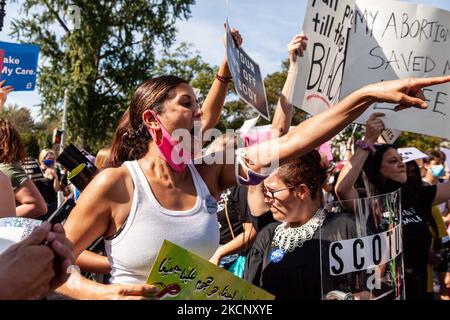 Während des Marsches der Frauen zum Abtreibungsgericht in Washington, DC, ziehen Demonstranten Zeichen gegen lebensfreundliche Gegenprotestierende und reagieren darauf, während sie den Obersten Gerichtshof passieren. Die Demonstranten fordern von der US-Regierung, die reproduktiven Rechte von Frauen und den Zugang zu Abtreibungen landesweit zu schützen. Konkret fordern sie den Kongress auf, das Frauengesundheitsschutzgesetz (WHPA) und JEDES Gesetz zu verabschieden, das den Zugang zu Abtreibungen garantiert und eine Versicherung verlangt. Am 2. Oktober finden bundesweit mehr als 600 Satellitenproteste statt. Die Ereignisse sind zum Teil eine Reaktion auf restriktive Anti-Abtreibungsgesetze in letzter Zeit Stockfoto