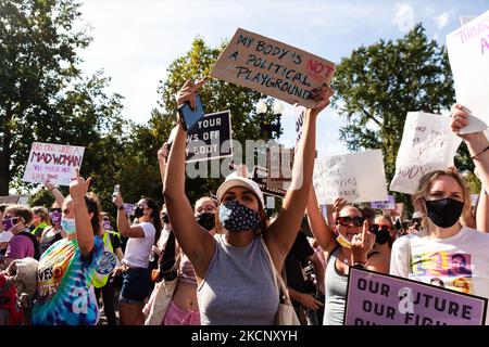 Die Teilnehmer der Welle des Marsches der Frauen für Abtreibungsjustiz, die am Obersten Gerichtshof der USA in Washington, DC, vorbeigeht, melden und reagieren auf lebensfreundliche Gegenprotesten. Die Demonstranten fordern von der US-Regierung, die reproduktiven Rechte von Frauen und den Zugang zu Abtreibungen landesweit zu schützen. Konkret fordern sie den Kongress auf, das Frauengesundheitsschutzgesetz (WHPA) und JEDES Gesetz zu verabschieden, das den Zugang zu Abtreibungen garantiert und eine Versicherung verlangt. Am 2. Oktober finden bundesweit mehr als 600 Satellitenproteste statt. Die Ereignisse sind zum Teil eine Reaktion auf die restriktiven Anti-Abtreibungsgesetze, die vor einigen Jahren verabschiedet wurden Stockfoto