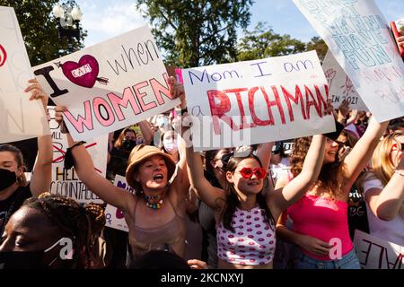 Die Teilnehmer der Welle des Marsches der Frauen für Abtreibungsjustiz, die am Obersten Gerichtshof der USA in Washington, DC, vorbeigeht, melden und reagieren auf lebensfreundliche Gegenprotesten. Die Demonstranten fordern von der US-Regierung, die reproduktiven Rechte von Frauen und den Zugang zu Abtreibungen landesweit zu schützen. Konkret fordern sie den Kongress auf, das Frauengesundheitsschutzgesetz (WHPA) und JEDES Gesetz zu verabschieden, das den Zugang zu Abtreibungen garantiert und eine Versicherung verlangt. Am 2. Oktober finden bundesweit mehr als 600 Satellitenproteste statt. Die Ereignisse sind zum Teil eine Reaktion auf die restriktiven Anti-Abtreibungsgesetze, die vor einigen Jahren verabschiedet wurden Stockfoto