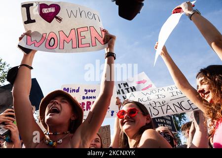 Die Teilnehmer der Welle des Marsches der Frauen für Abtreibungsjustiz, die am Obersten Gerichtshof der USA in Washington, DC, vorbeigeht, melden und reagieren auf lebensfreundliche Gegenprotesten. Die Demonstranten fordern von der US-Regierung, die reproduktiven Rechte von Frauen und den Zugang zu Abtreibungen landesweit zu schützen. Konkret fordern sie den Kongress auf, das Frauengesundheitsschutzgesetz (WHPA) und JEDES Gesetz zu verabschieden, das den Zugang zu Abtreibungen garantiert und eine Versicherung verlangt. Am 2. Oktober finden bundesweit mehr als 600 Satellitenproteste statt. Die Ereignisse sind zum Teil eine Reaktion auf die restriktiven Anti-Abtreibungsgesetze, die vor einigen Jahren verabschiedet wurden Stockfoto