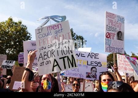 Die Teilnehmer der Welle des Marsches der Frauen für Abtreibungsjustiz, die am Obersten Gerichtshof der USA in Washington, DC, vorbeigeht, melden und reagieren auf lebensfreundliche Gegenprotesten. Die Demonstranten fordern von der US-Regierung, die reproduktiven Rechte von Frauen und den Zugang zu Abtreibungen landesweit zu schützen. Konkret fordern sie den Kongress auf, das Frauengesundheitsschutzgesetz (WHPA) und JEDES Gesetz zu verabschieden, das den Zugang zu Abtreibungen garantiert und eine Versicherung verlangt. Am 2. Oktober finden bundesweit mehr als 600 Satellitenproteste statt. Die Ereignisse sind zum Teil eine Reaktion auf die restriktiven Anti-Abtreibungsgesetze, die vor einigen Jahren verabschiedet wurden Stockfoto