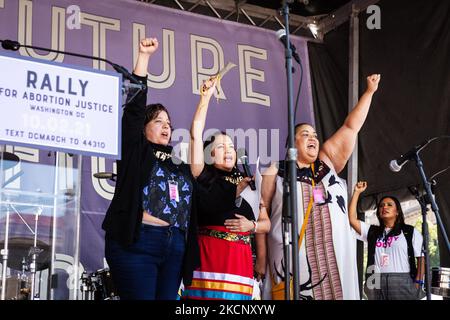 Die Ureinwohner Dr. Gabrielle Tayac (links), Sarah Eagle Heart (Mitte) und Hope Khodaei (rechts) sprechen, um die Marschkundgebung der Frauen für Abtreibungsjustiz in Washington, DC, zu beginnen. Die Demonstranten fordern von der US-Regierung, die reproduktiven Rechte von Frauen und den Zugang zu Abtreibungen landesweit zu schützen. Konkret fordern sie den Kongress auf, das Frauengesundheitsschutzgesetz (WHPA) und JEDES Gesetz zu verabschieden, das den Zugang zu Abtreibungen garantiert und eine Versicherung verlangt. Am 2. Oktober finden bundesweit mehr als 600 Satellitenproteste statt. Die Ereignisse sind teilweise eine Reaktion auf restriktive Abtreibungsgegner Stockfoto
