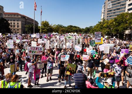 Tausende von Menschen nehmen an der Kundgebung zum Frauenmarsch für Abtreibungsjustiz in Washington, DC, Teil. Die Demonstranten fordern von der US-Regierung, die reproduktiven Rechte von Frauen und den Zugang zu Abtreibungen landesweit zu schützen. Konkret fordern sie den Kongress auf, das Frauengesundheitsschutzgesetz (WHPA) und JEDES Gesetz zu verabschieden, das den Zugang zu Abtreibungen garantiert und eine Versicherung verlangt. Am 2. Oktober finden bundesweit mehr als 600 Satellitenproteste statt. Die Ereignisse sind zum Teil eine Reaktion auf restriktive Anti-Abtreibungsgesetze, die kürzlich in Texas und Mississippi verabschiedet wurden, und die Weigerung des Obersten Gerichtshofs, sich zu verhalten Stockfoto