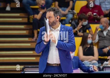 Stefano Lavarini (Cheftrainer von Igor Gorgonzola Novara) beim italienischen Supercup Frauen Imoco Volley Conegliano gegen Igor Gorgonzola Novara am 02. Oktober 2021 im PalaPanini in Modena, Italien (Foto: Letizia Valle/LiveMedia/NurPhoto) Stockfoto